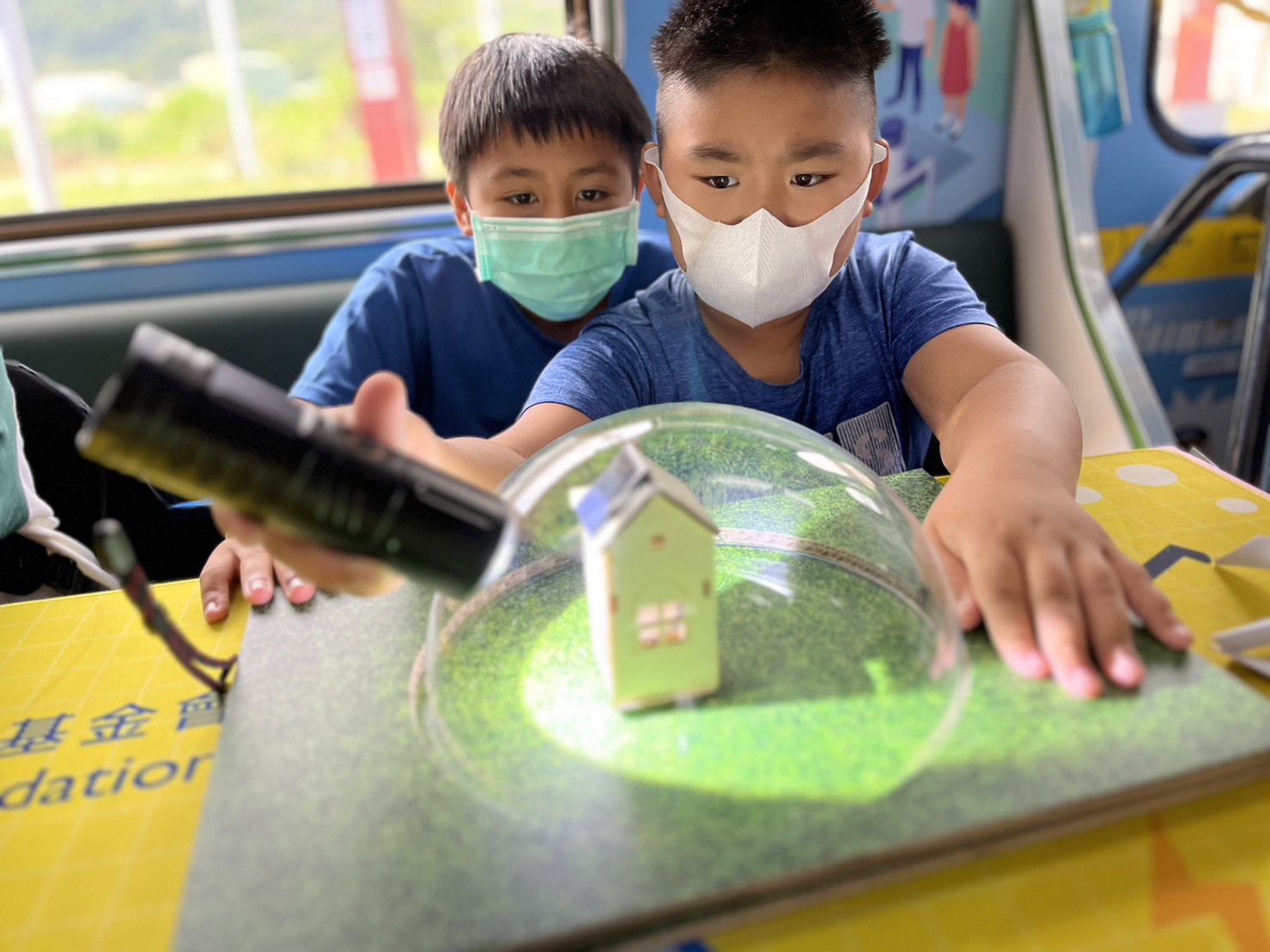 918搏天堂參與基礎科學主題車廂，以STEAM教學精神，設計「逐日科學家」、「太陽能工程師」以及「淨零建築師」三大能源科普課程和實驗